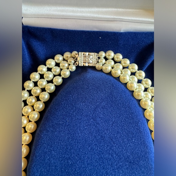 Camrose & Kross replica of Jaqueline Kennedy’s pearl set - Picture 5 of 8